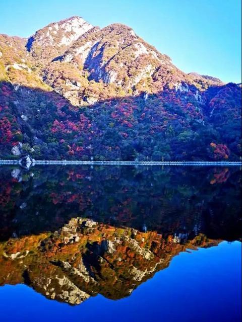 秦岭翠华山美景，半山秋色半山雪