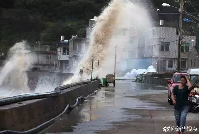 福建海域掀起巨浪，风暴潮来袭，预警连连，如何应对？