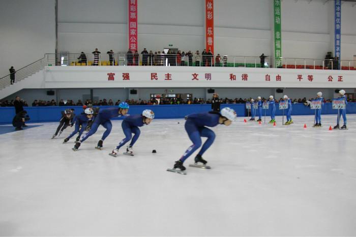 吉林白城一滑冰馆遭遇屋顶坍塌，奇迹般无人伤亡