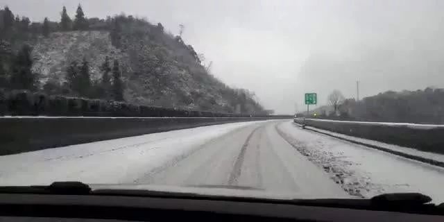 受降雪影响，宁夏部分高速路段实施临时交通管制，驾驶者需密切关注路况信息