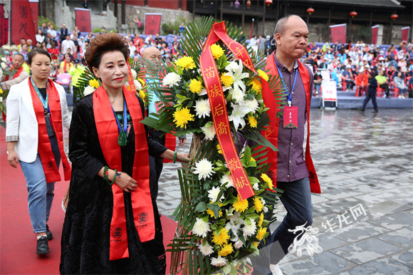 台胞杜震华夫妇回重庆万州寻根祭祖，完成50多年心愿