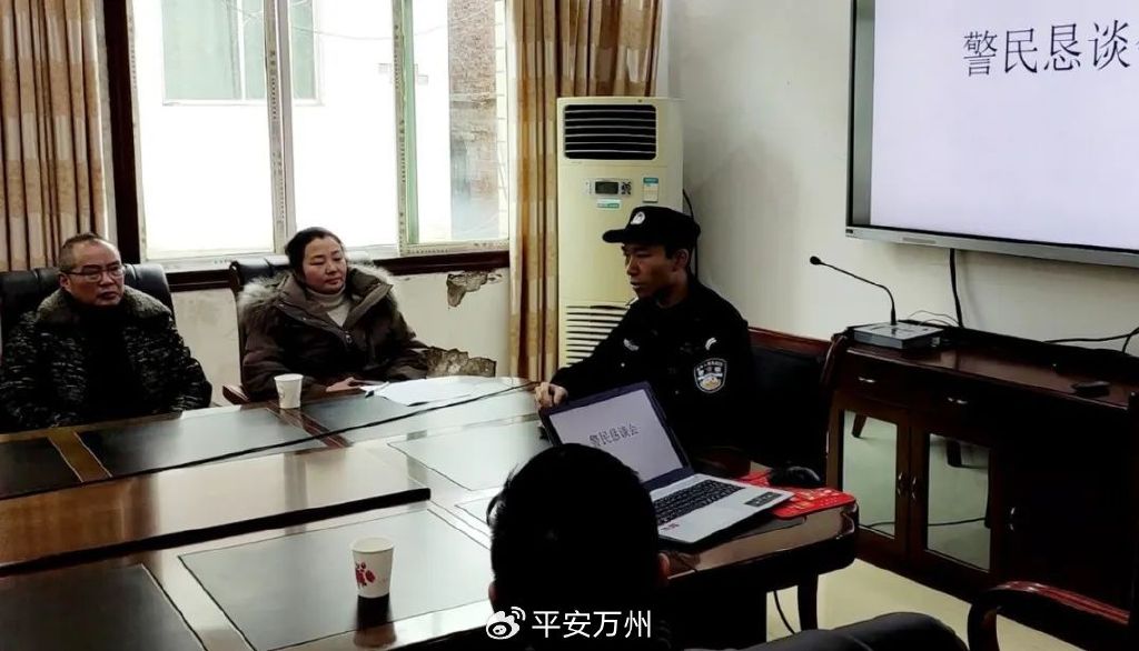 一笔一划，万州警方与报案人的无声交流，长达两小时的温暖对话