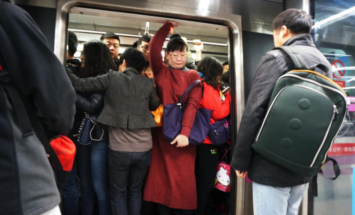 男子在北京地铁内猥亵女乘客，被抓后跪地道歉求原谅——公众应如何对待此类事件