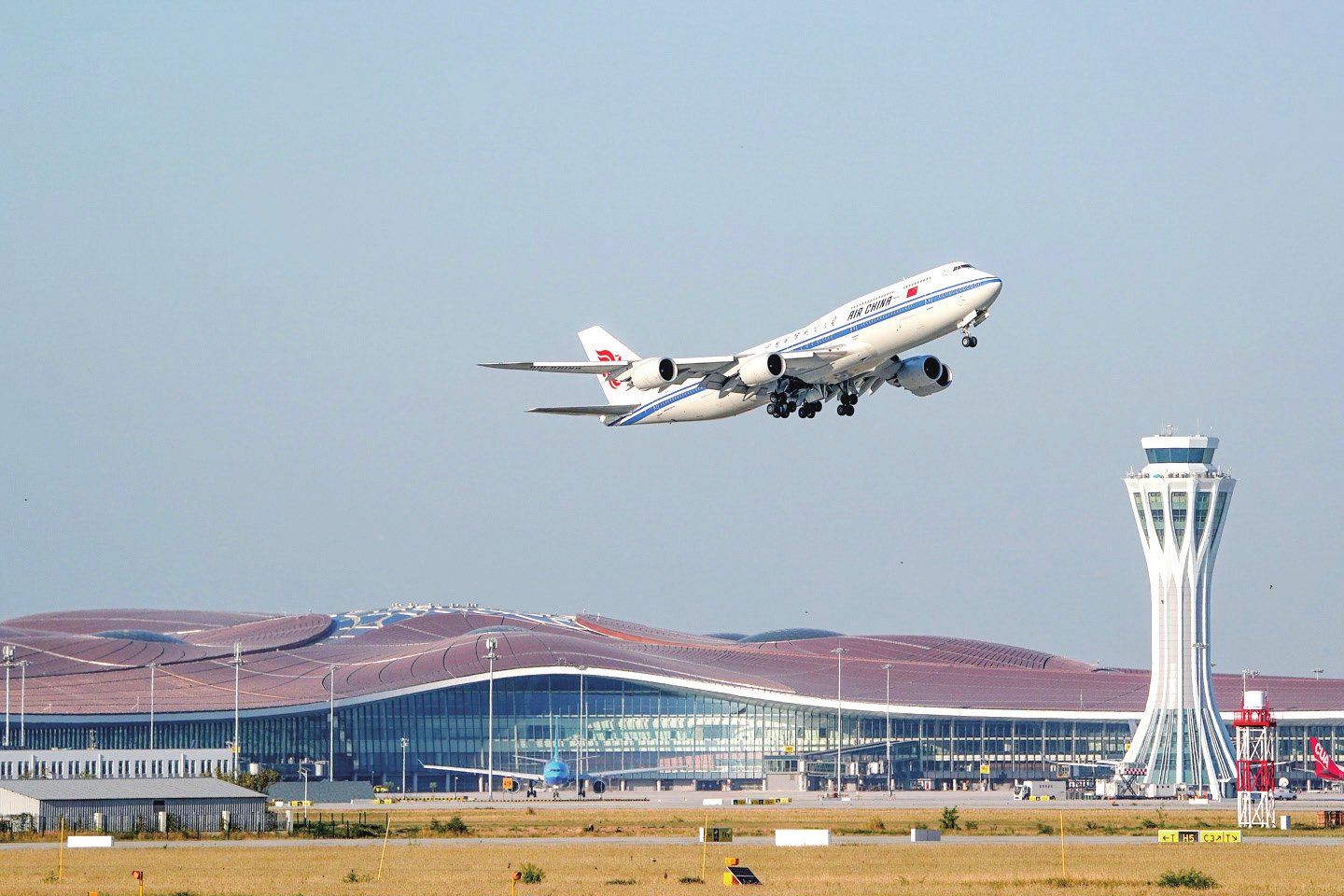 北京两机场旅客吞吐量今年累计突破1亿人次——航空枢纽的繁荣与挑战