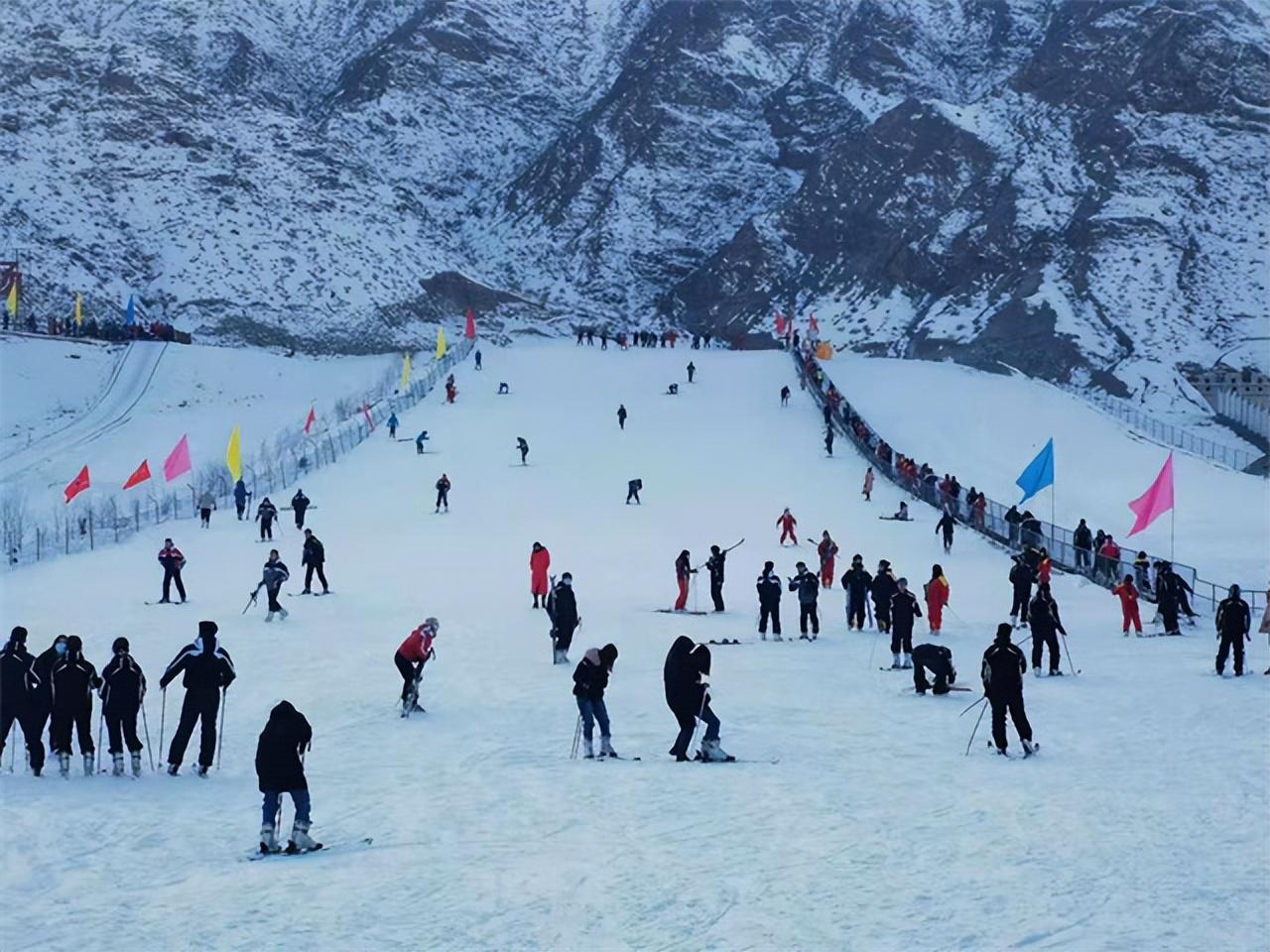 甘肃降雪致多条高速公路临时管制，冰雪中的行车安全挑战与应对之策