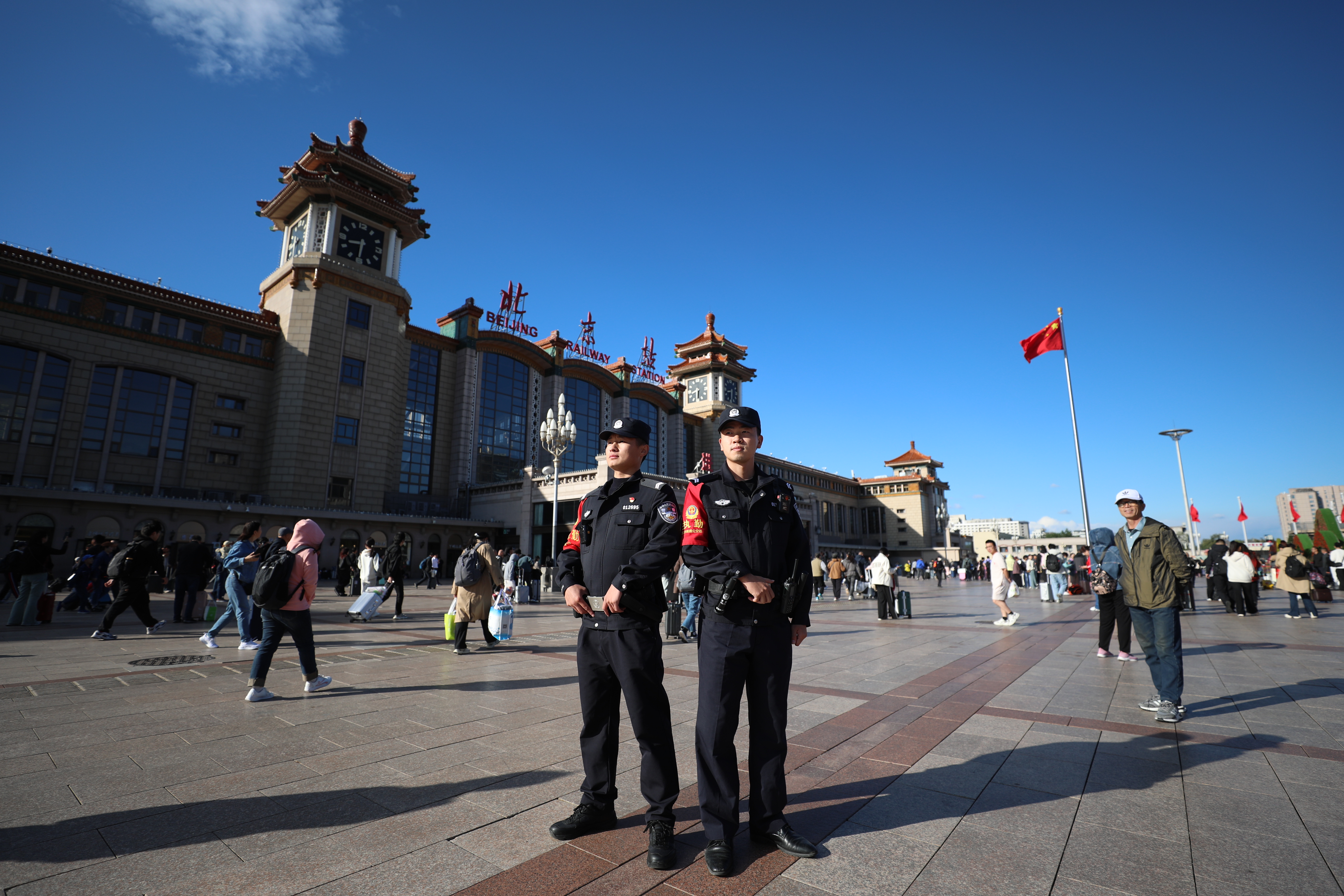 北京交通联勤队在三大火车站上岗，守护旅客平安出行