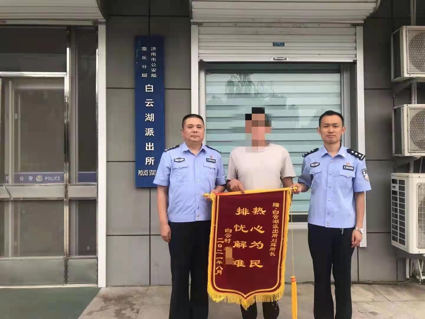 夜现场，男子转错账，民警牵线寻回被当诈骗分子