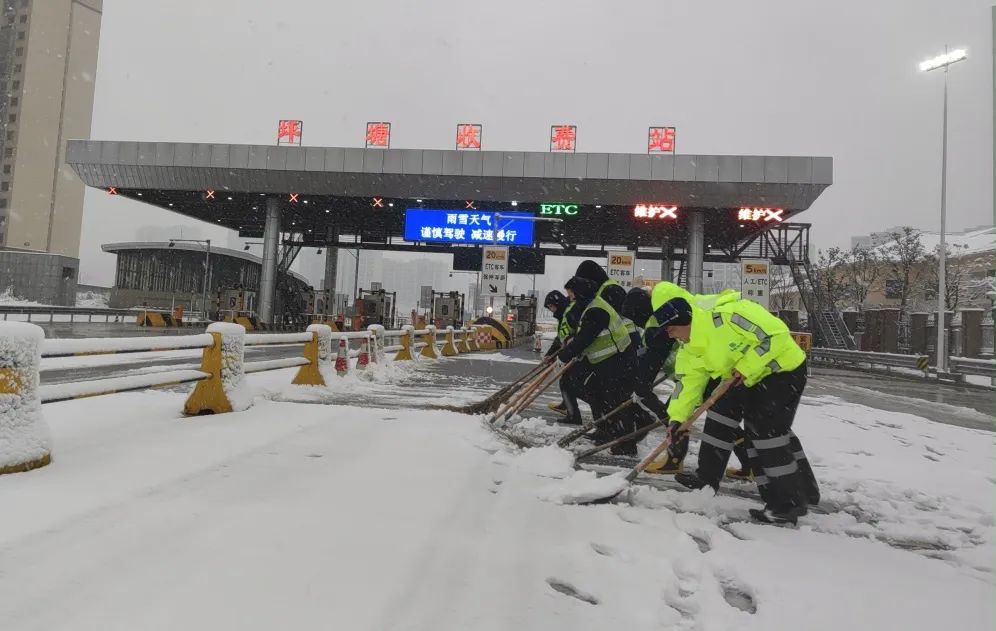 湖北交投南漳收费站，小雪织寒意，新展递温情