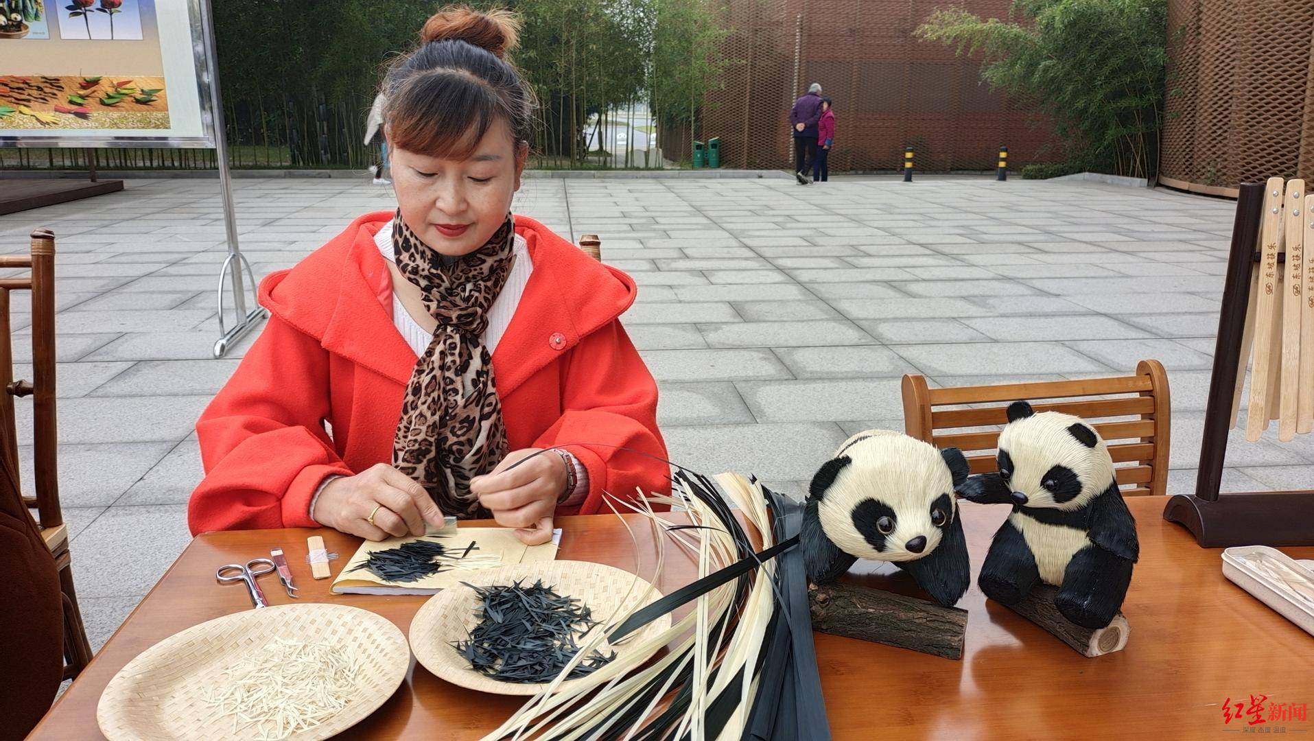 从打麻将到打毛线，成都熊猫嬢嬢的针织艺术登上国际舞台