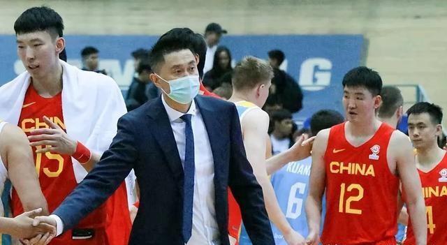 姚明谈中美篮球文化差异，首次观看NBA的感悟与三十年来的观察洞察