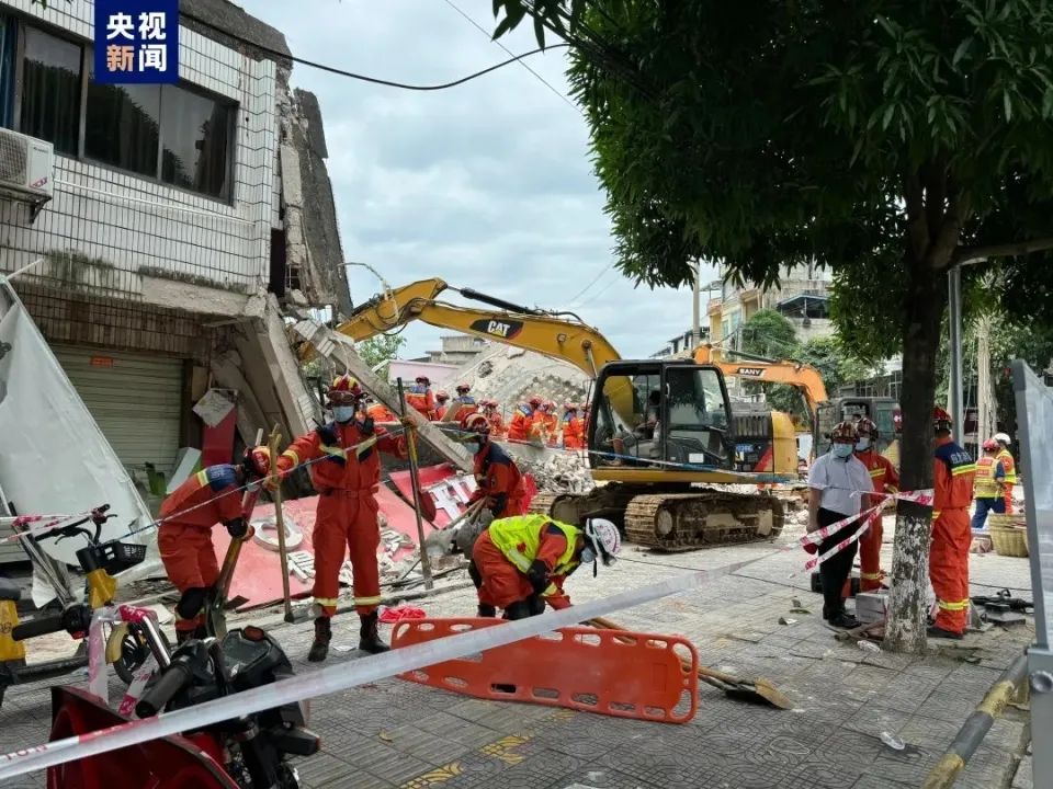 广西贵港平南县民房倒塌事件，现场救援紧张进行中