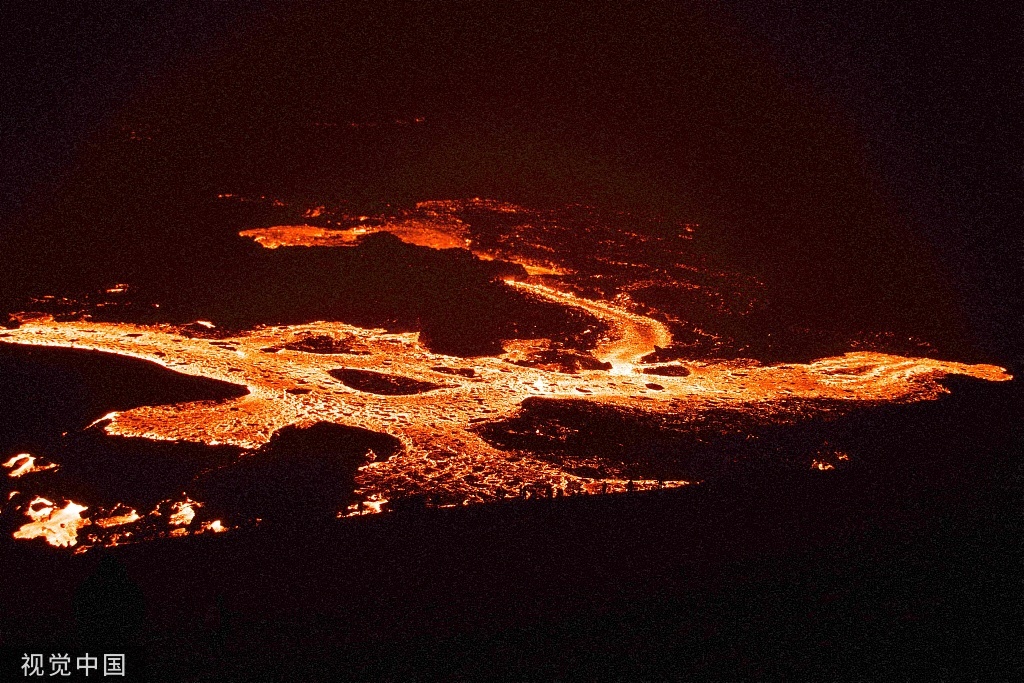 冰岛雷克雅内斯半岛火山一年内第七次喷发，熔岩喷涌，浓烟滚滚的震撼现场