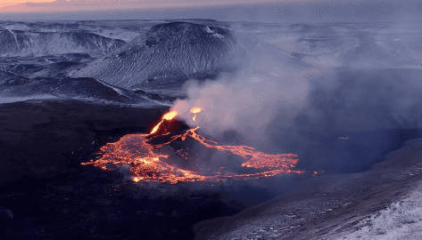 冰岛雷克雅内斯半岛火山喷发，自然力量的震撼与人类的应对之道